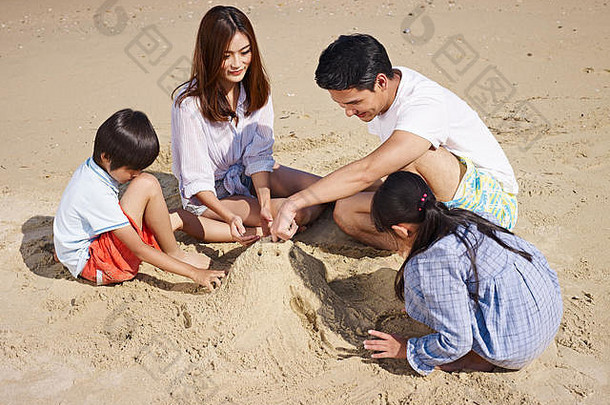 亚洲家庭孩子们玩沙子海滩