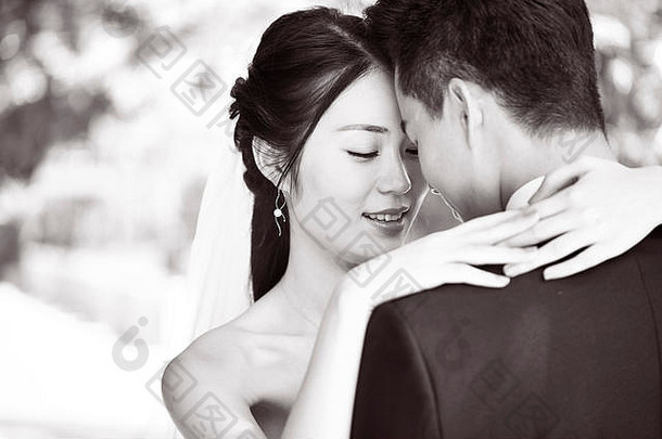 特写镜头肖像亲密的婚礼夫妇黑色的白色
