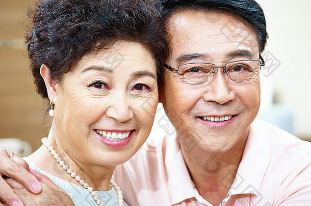 肖像快乐高级亚洲夫妇相机微笑