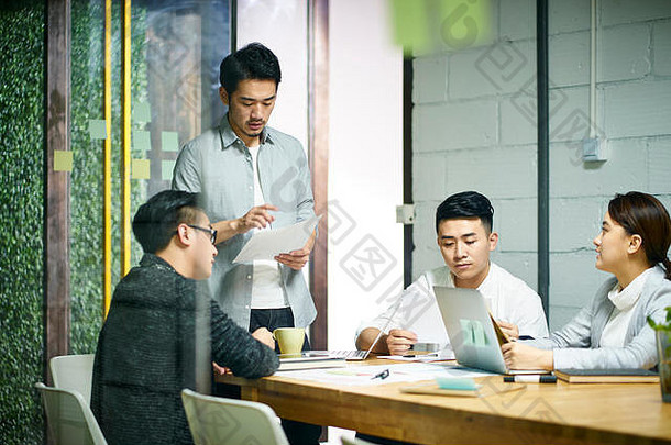 年轻的亚洲企业家小公司讨论业务计划办公室会议房间