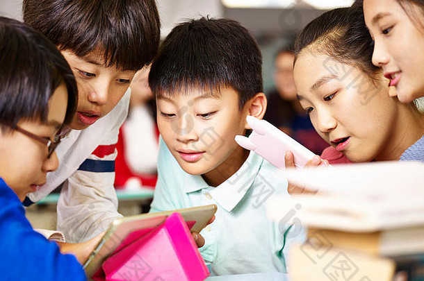 集团亚洲小学学校孩子们收集玩游戏平板电脑打破