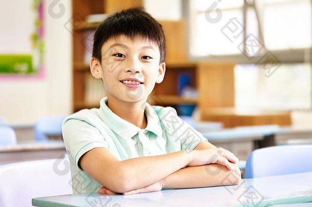 肖像共亚洲小学学校学生坐着教室