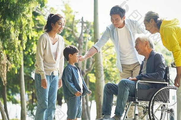 快乐亚洲一代家庭有趣的在户外公园