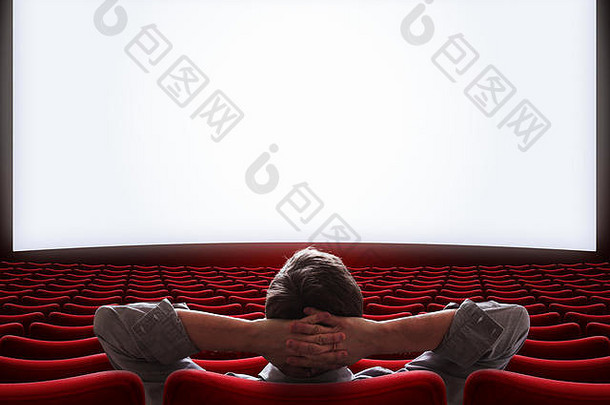 空电影剧院大厅孤独的贵宾男人。坐着