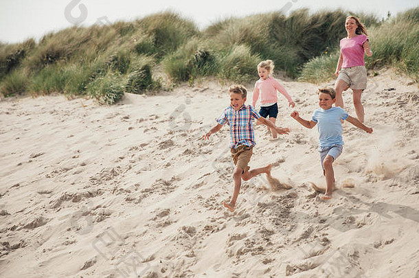 家庭有趣的运行沙子沙丘海滩假期海边