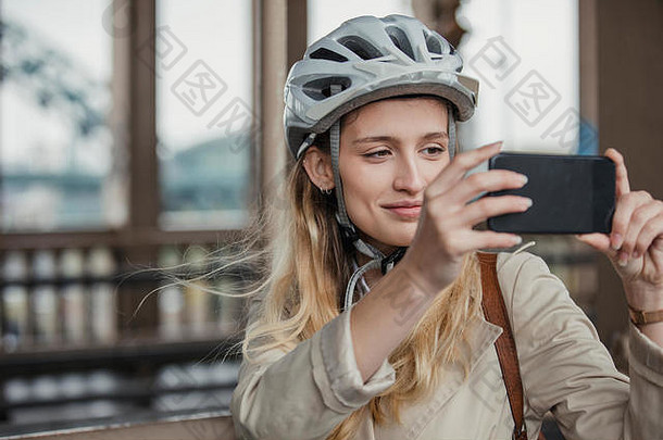 年轻的女成人停止照片骑自行车工作