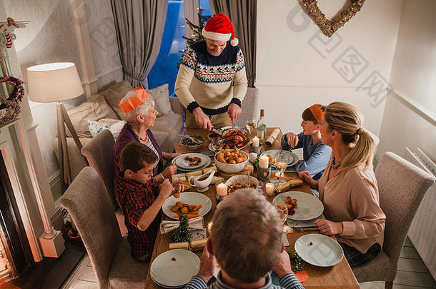 一代家庭圣诞节晚餐