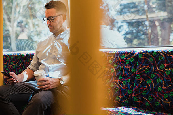 拍摄中年人高加索人商人坐着火车通勤工作珀斯澳大利亚聪明的电话持有热
