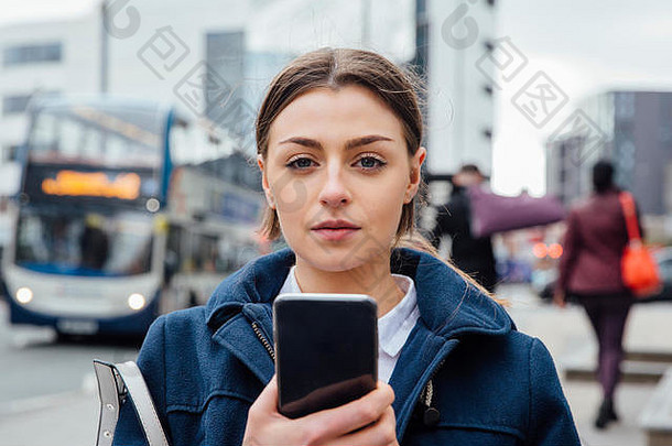 年轻的女人智能手机城市
