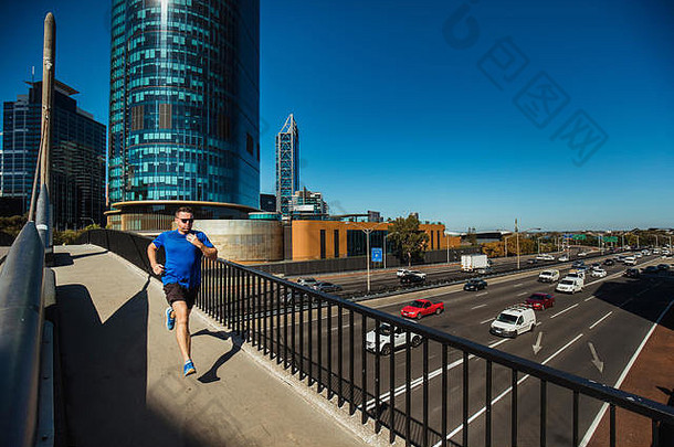 前视图拍摄高加索人中年人男人。慢跑城市热夏天的一天珀斯澳大利亚