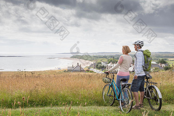 夫妇骑自行车海滩