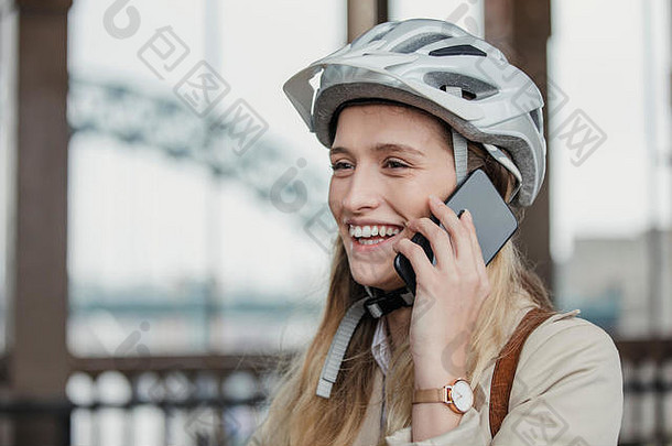 一边视图微笑女商人使电话调用骑自行车工作