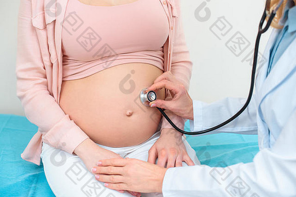 裁剪拍摄产科医生妇科医生听心跳孩子胎儿怀孕了女人听诊器