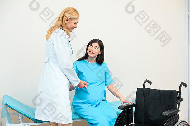 产科医生妇科医生帮助怀孕了女人轮椅