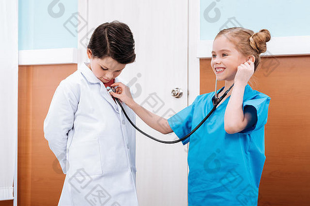 微笑女孩护士听诊器听心跳男孩医生