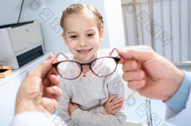 裁剪图像眼科医生提出眼镜微笑孩子诊所