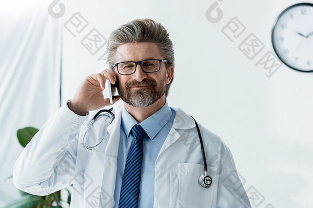 微笑医生白色外套会说话的智能手机医院