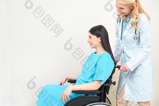 一边视图产科医生妇科医生骑怀孕了女人轮椅孕妇医院