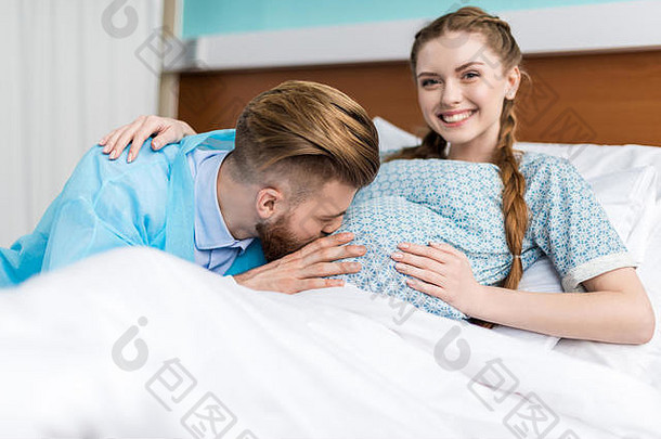微笑怀孕了女人丈夫接吻肚子医院