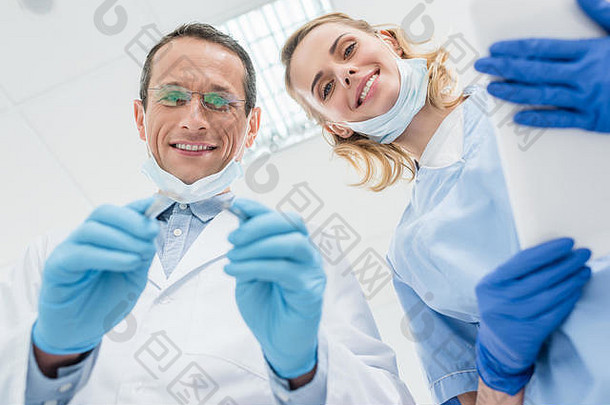 牙医检查病人牙齿现代诊所