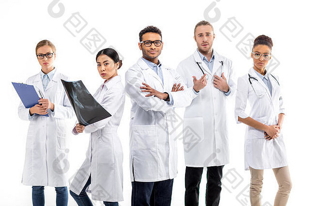 集团年轻的自信专业医生站孤立的白色