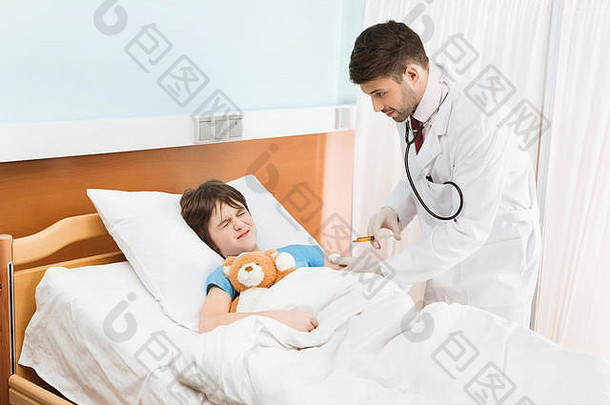 害怕男孩泰迪熊说谎医院床上医生使注射