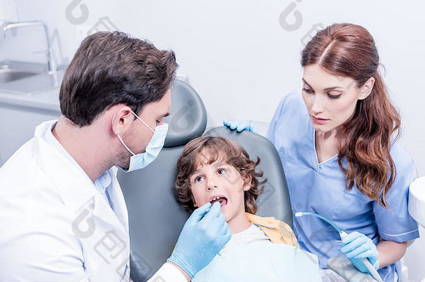 牙医检查牙齿男孩牙科医院