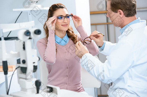 眼科医生帮助病人选择眼镜需要镜头诊所