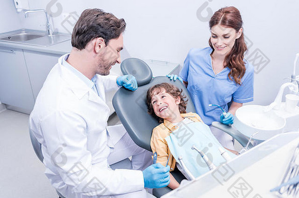 牙医准备男孩检查牙齿<strong>牙科医院</strong>