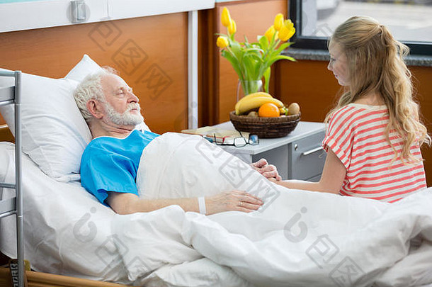 高级病人医院床上（外）孙女坐着