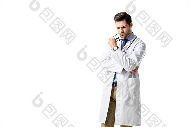 深思熟虑的医生穿白色外套听诊器孤立的白色