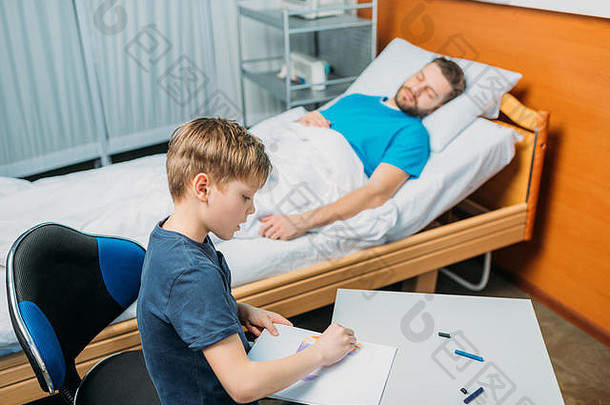 儿子画图片生病的父亲铺设医院床上病房爸爸儿子