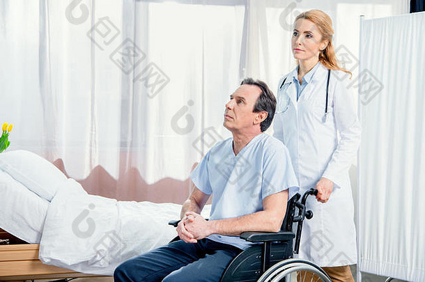 上了年纪的男人。坐着轮椅医生站医院