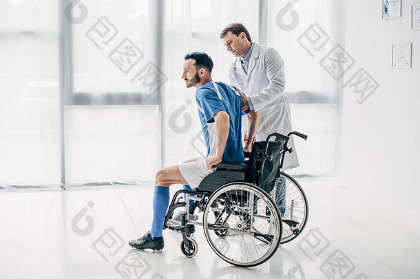 理疗师帮助残疾足球球员轮椅复苏