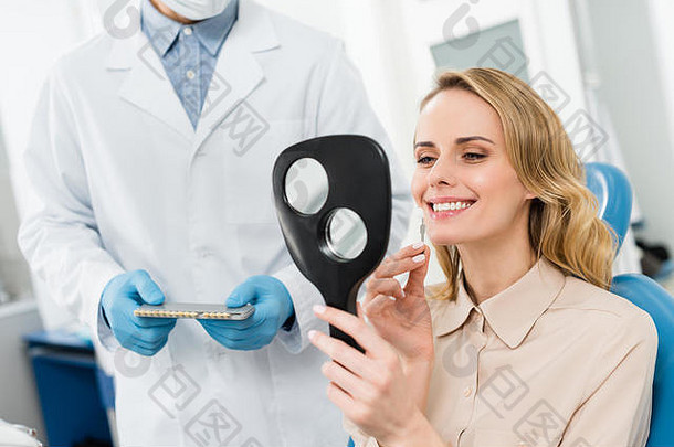 女人选择牙植入物镜子现代牙科诊所