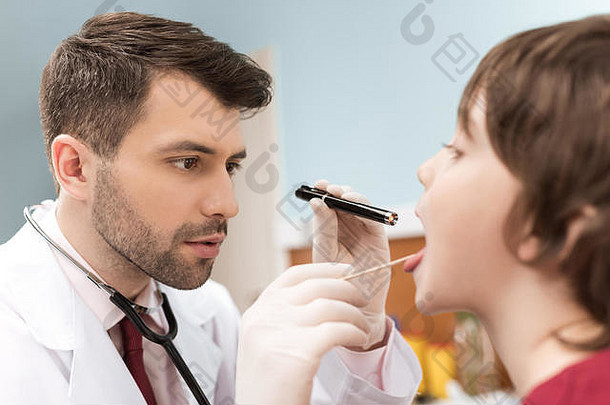 男人。医生检查喉咙病人医院