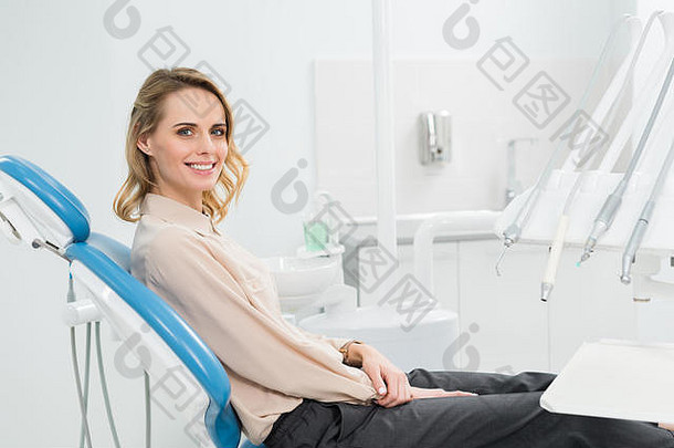 微笑女人检查现代牙科诊所