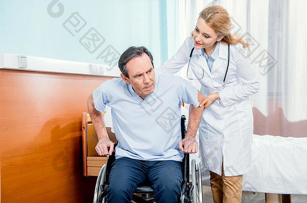 上了年纪的男人。坐着轮椅医生帮助医院