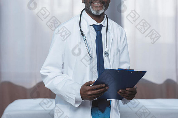 裁剪图像中间岁的非洲美国医生剪贴板