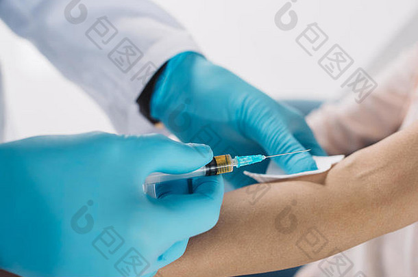 裁剪图像医生采取病人血测试医疗手套