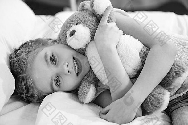 微笑女孩泰迪熊说谎医院床上黑色的白色照片
