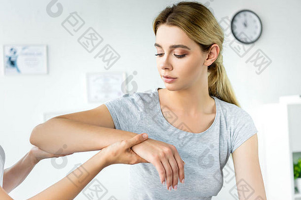 脊椎指压治疗者触碰手有吸引力的病人灰色t恤