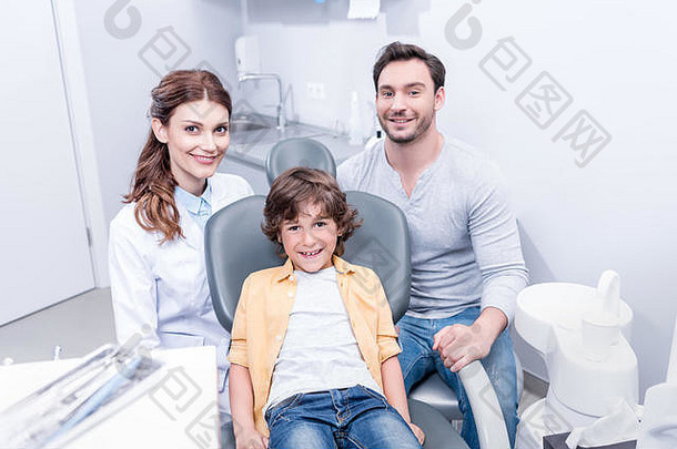 微笑男孩父亲牙医牙医办公室