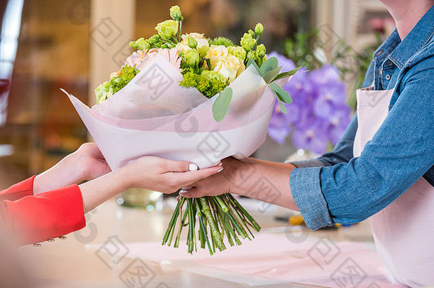 裁剪拍摄花店给美丽的花花束客户端