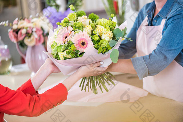 裁剪拍摄花店给美丽的花花束客户端