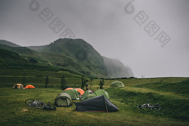 华丽的景观山帐篷野营冰岛