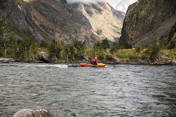 一边视图人皮艇漂流山河美丽的景观阿尔泰俄罗斯