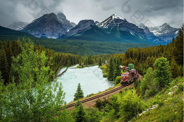 火车通过莫兰特的<strong>曲线</strong>弓谷岩石山背景班夫国家公园阿尔伯塔省加拿大
