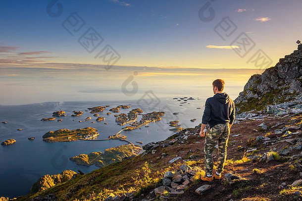 徒步旅行者站前山派对看门人罗弗敦群岛岛屿挪威