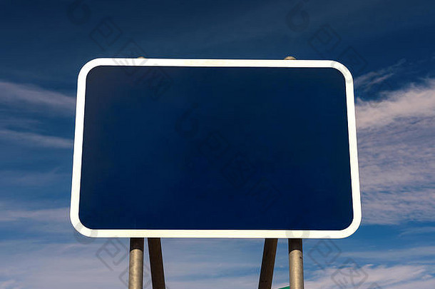 空白路标志蓝色的背景